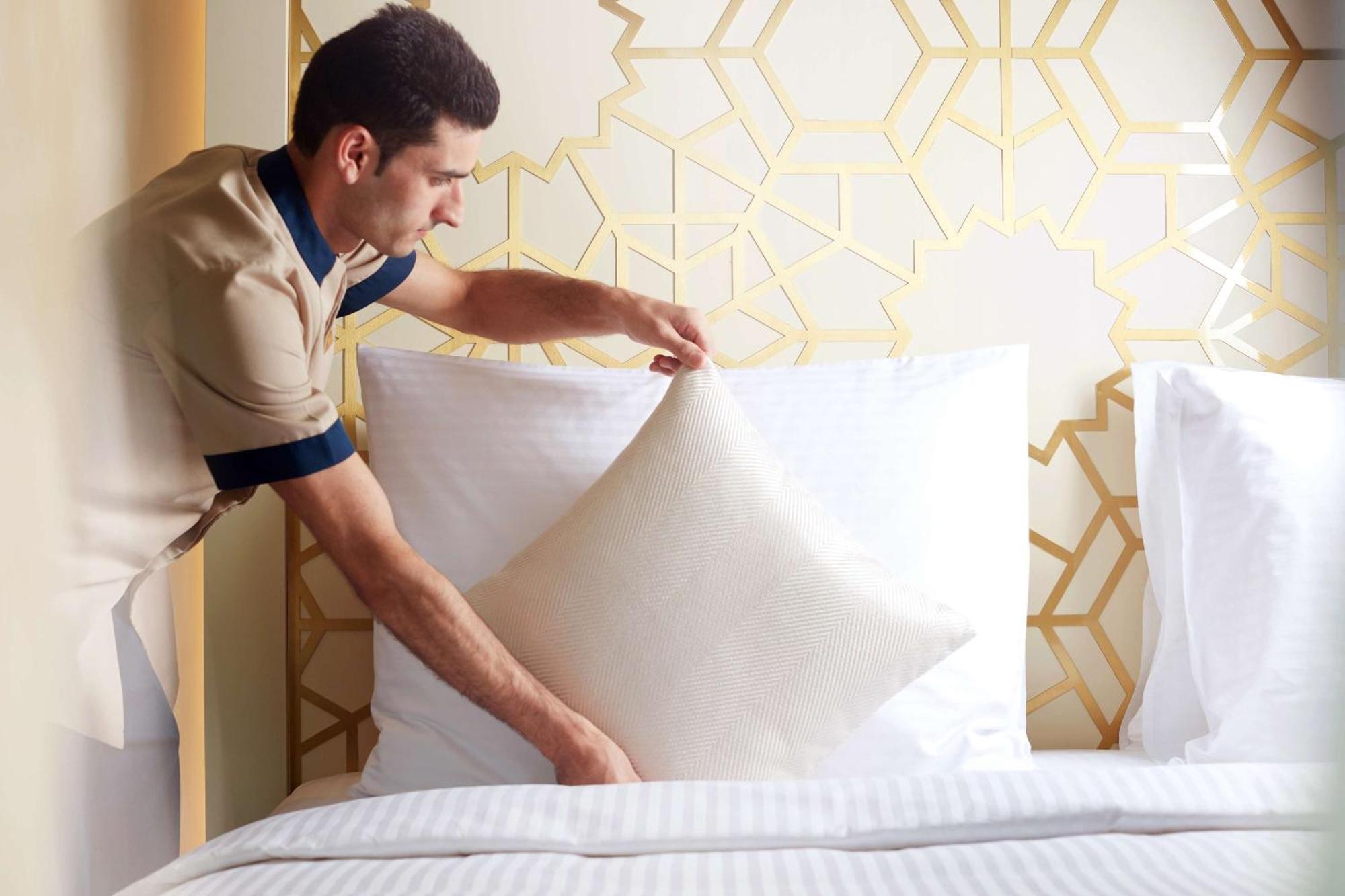 Hotel Tilal Jabal Al Kabah Mekka Exterior foto A hotel housekeeper making a bed